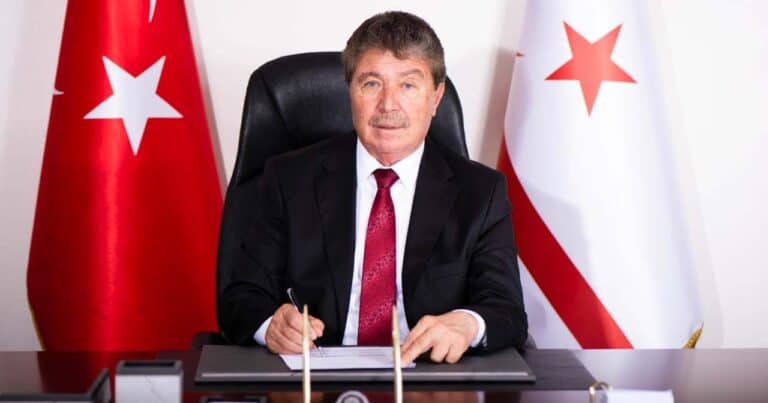 Ünal Üstel Kimdir?