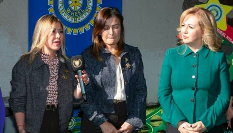 Özel gereksinimli çocuklara hediyeleri verildi