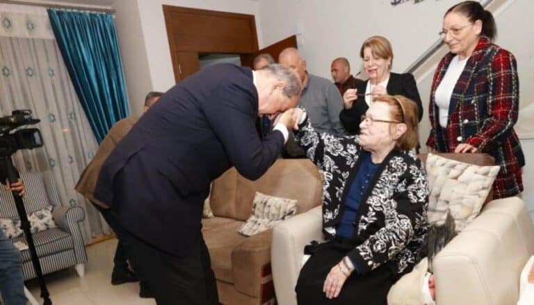 Cumhurbaşkanı Ersin Tatar, iki şehit ailesini ziyaret etti