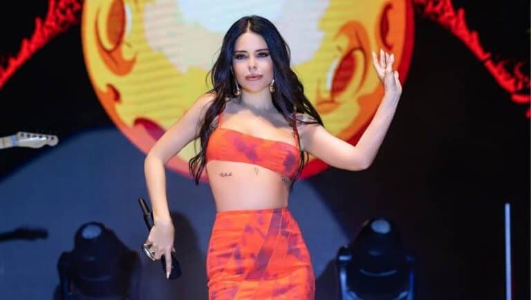 Simge hit şarkılarını Aydınlılarla birlikte söyledi