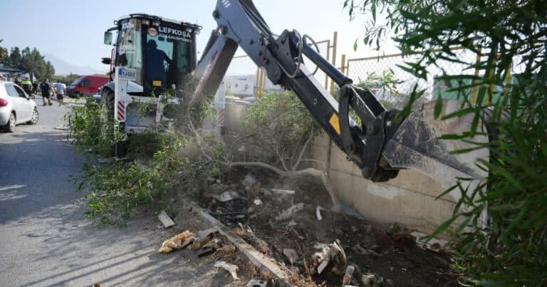 Lefkoşa Sanayi Bölgesi’ndeki terk edilmiş araçlar çekilerek kaldırılıyor