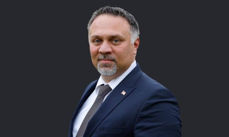 Muslu Akgüney Kimdir?